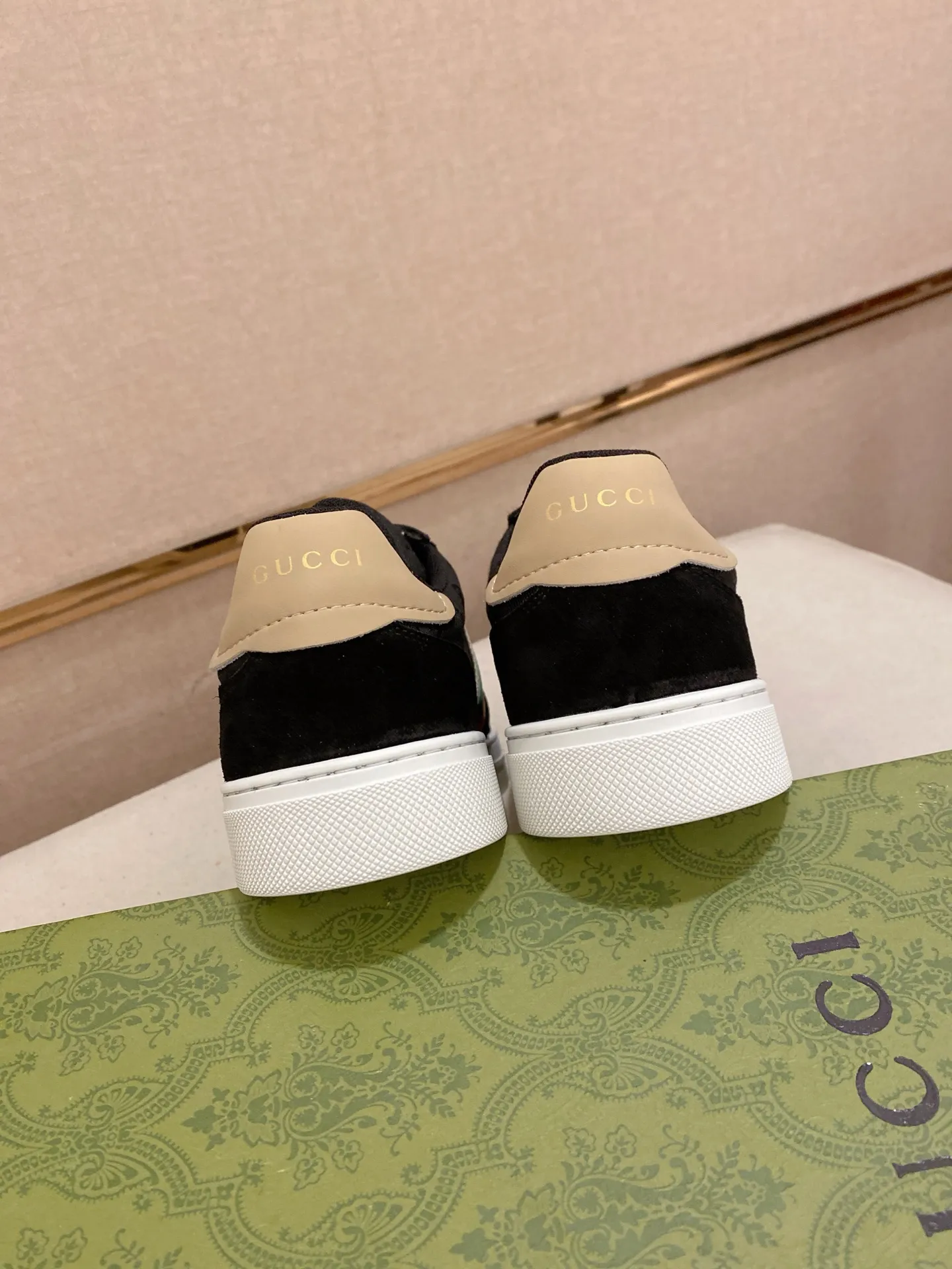 Men's clothing and shoes💰:440💰 (GUCCI) The latest model from the official website 🎁🎁Casual and fashionable men's shoes👟, hot style 💥The version is simple and elegant, exclusive for trendy men. Unique official website latest brand elements 👑Gucci original decoration, fashionable and generous, the fabric is original cowhide ✅sheepskin lining, the official website specifies wear-resistant casual outsole, the classic model is taken in kind at the counter🎬38-44 (45 is not returned or exchanged)